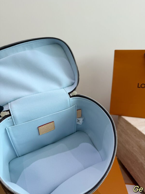 Louis Vuitton Monogram Vanity Case — view 9